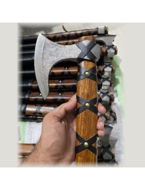 Hache Viking manche en frêne avec revêtement en cuir - La forge des Chevaliers®