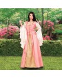 Robe médiévale noble Avington rose avec jupe brocart doré portée par femme