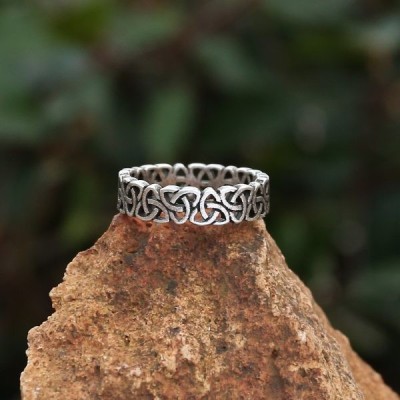 Bague celtique ajourée en acier inoxydable – Motifs entrelacés