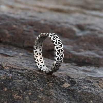 Bague celtique ajourée en acier inoxydable – Motifs entrelacés