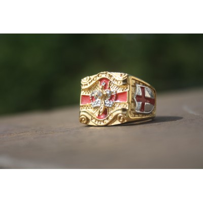 Bague Chevalier Croisé Dorée à Croix Rouge