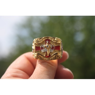 Bague Chevalier Croisé Dorée à Croix Rouge