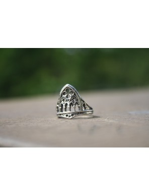Bague Gothique Médiévale Argentée à Motifs Ajourés