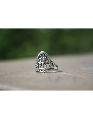Bague Gothique Médiévale Argentée à Motifs Ajourés