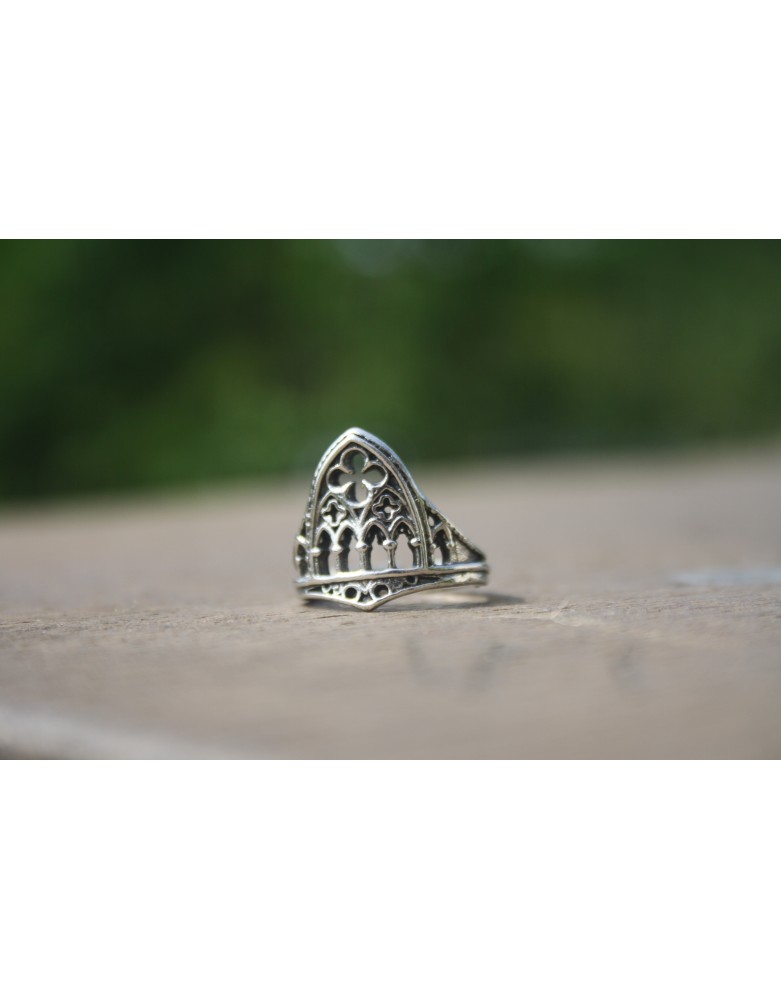 Bague Gothique Médiévale Argentée à Motifs Ajourés