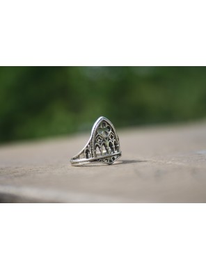 Bague Gothique Médiévale Argentée à Motifs Ajourés