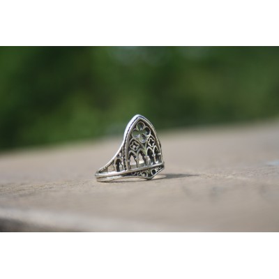 Bague Gothique Médiévale Argentée à Motifs Ajourés