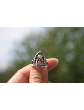 Bague Gothique Médiévale Argentée à Motifs Ajourés