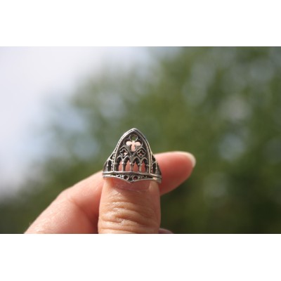 Bague Gothique Médiévale Argentée à Motifs Ajourés