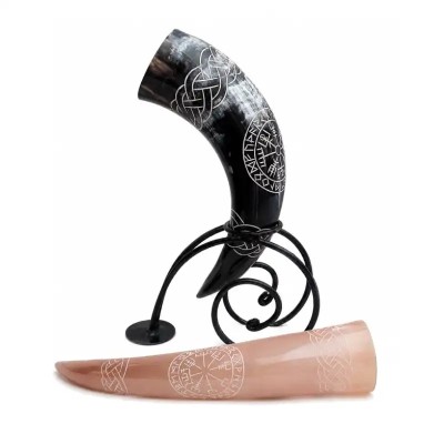 Corne à Boire Viking Gravée avec Support en Fer Forgé