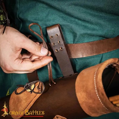 Carquois Médiéval en Cuir avec 3 Pochettes en Daim – 60 cm